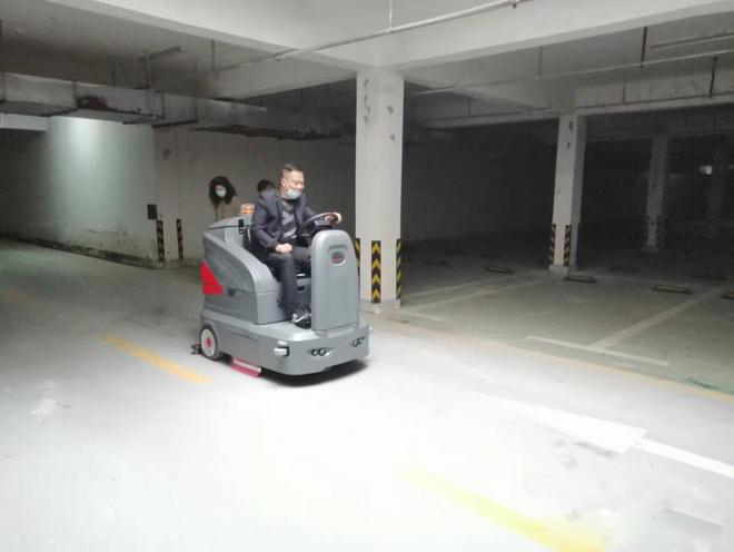 滨州小区物业保洁不用人力改用驾驶式洗地机了